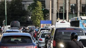 ΦΩΤΙΑ ΣΕ ΒΑΝΑΚΙ ΤΩΡΑ ΣΕ ΤΕΡΑΣΤΙΟ ΑΘΗΝΑΙΚΟ ΔΡΟΜΟ: ΔΙΑΚΟΠΗ ΚΥΚΛΟΦΟΡΙΑΣ ΚΑΙ ΠΡΟΒΛΗΜΑΤΑ