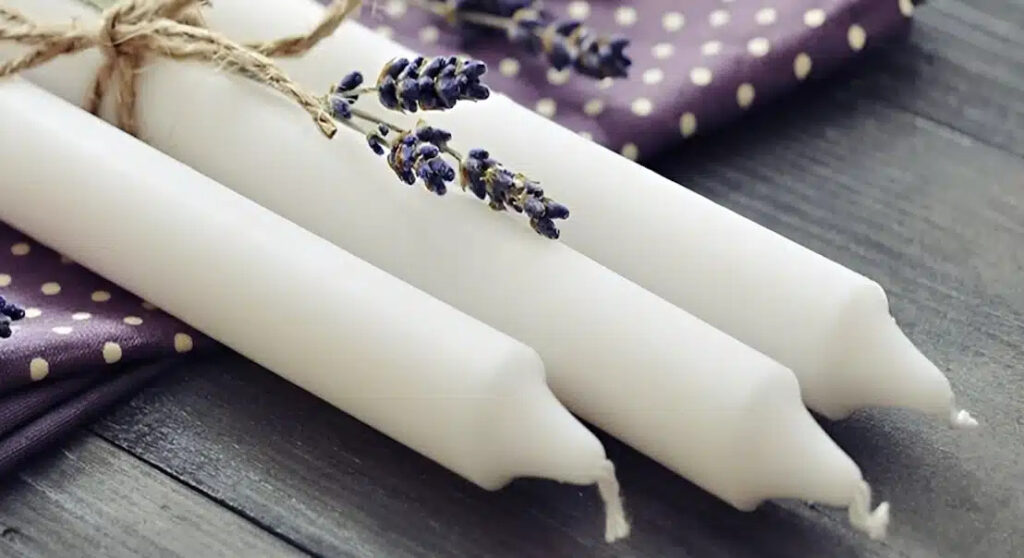 Λαμπάδα τέλος: Σε ποια ηλικία σταματούν οι υποχρεώσεις του νονού στο βαφτιστήρι