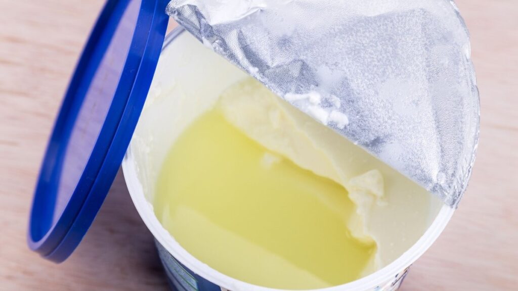 Μην πετάς το υγρό που βγάζει το γιαούρτι – Είναι πολύ σημαντικό και λίγοι το ξέρουν