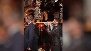 Ο Νικόλαος Ντε Γκρες κράτησε τον Επιτάφιο στην Εκάλη – Μαζί του ο Γιώργος Τσαλίκης με τους γιους του