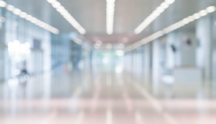 ΕΚΤΑΚΤΟ – Πήγε στο νοσοκομείο με δύσπνοια και πυρετό, περίμενε στην ουρά και πέθανε