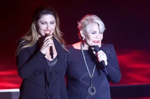 Έλενα Παπαρίζου: Μόλις μαθεύτnκε ο λόγος που δεν πήγε στην κηδεία της Μαρινέλλας