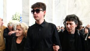 ΚΗΔΕΥΕΤΑΙ ΤΩΡΑ Ο ΓΙΟΣ ΤΗΣ ΘΕΑΝΩΣ ΦΩΤΙΟΥ: ΣΕ ΣΟΚ Ο 17ΧΡΟΝΟΣ ΓΙΟΣ ΤΟΥ ΔΕΝ ΜΠΟΡΕΙ ΝΑ…