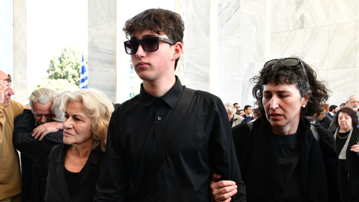 ΚΗΔΕΥΕΤΑΙ ΤΩΡΑ Ο ΓΙΟΣ ΤΗΣ ΘΕΑΝΩΣ ΦΩΤΙΟΥ: ΣΕ ΣΟΚ Ο 17ΧΡΟΝΟΣ ΓΙΟΣ ΤΟΥ ΔΕΝ ΜΠΟΡΕΙ ΝΑ...