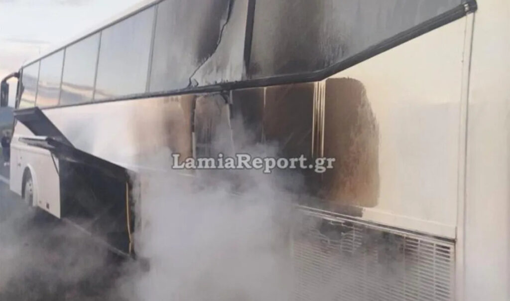 ΣΥΝΑΓΕΡΜΟΣ ΤΩΡΑ: Φωτιά σε λεωφορείο του ΚΤΕΛ – Τρόμος για 48 επιβάτες
