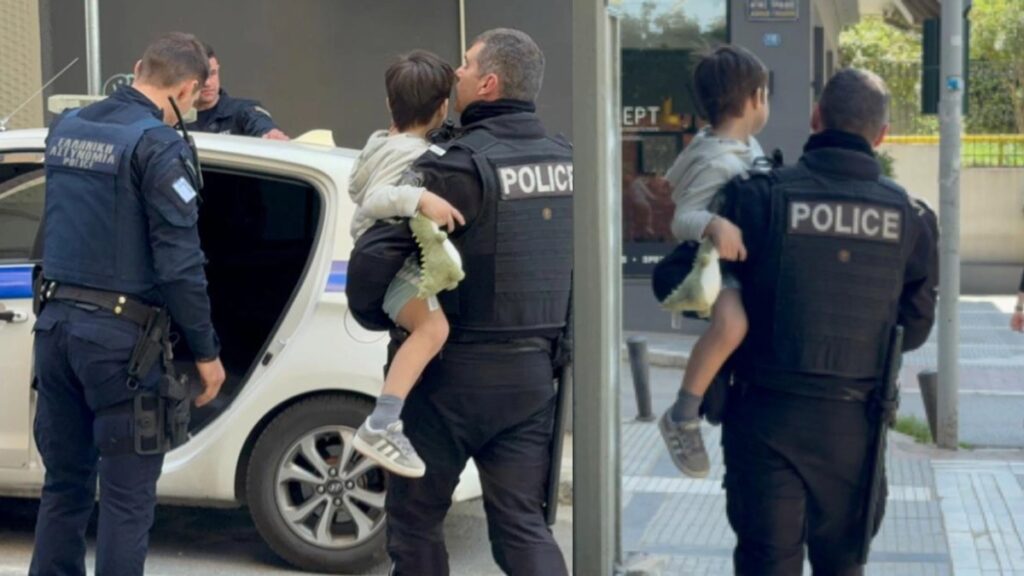 Επέστρεψαν σπίτι τους η μητέρα με τον 5χρονο – Αυτός είναι ο λόγος που τον άφησε μόνο του