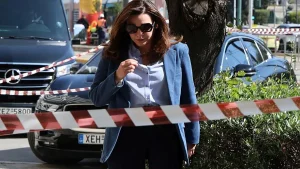 ΜΑΘΕΥΤΗΚΕ: ΓΙ ΑΥΤΟ Η 51ΧΡΟΝΗ ΑΝΟΙΞΕ ΤΟ ΠΑΡΑΘΥΡΟ ΚΑΙ ΕΠΕΣΕ ΑΠΟ ΤΟΝ 2ο ΣΤΟ ΥΠΟΥΡΓΕΙΟ