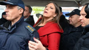 ΝΕΟ ΧΑΟΣ ΣΤΗ ΔΙΚΗ ΓΙΑ ΤΑ ΤΕΜΠΗ: ΤΟ ΒΙΝΤΕΟ ΤΗΣ ΚΩΝΣΤΑΝΤΟΠΟΥΛΟΥ ΝΑ ΟΥΡΛΙΑΖΕΙ