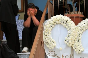 Μακρίσια: «Ράγισαν καρδιές» στην κηδεία του 13χρονου – Παιδιά κουβάλησαν το λευκό φέρετρο