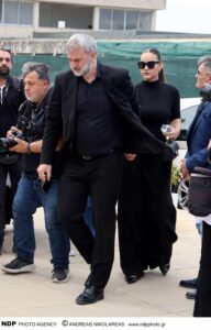 BIKTΩΡΙΑ ΔΕΛΛΑ: Η ΚΙΝΗΣΗ ΠΑΝΩ ΑΠΟ ΤΟ ΦΕΡΕΤΡΟ ΤΗΣ ΜΑΣΤΡΟΚΩΣΤΑ ΓΙΑ ΝΑ ΤΗΝ ΤΙΜΗΣΕΙ – “ΜΗΤΕΡΑ ΔΕΝ…”