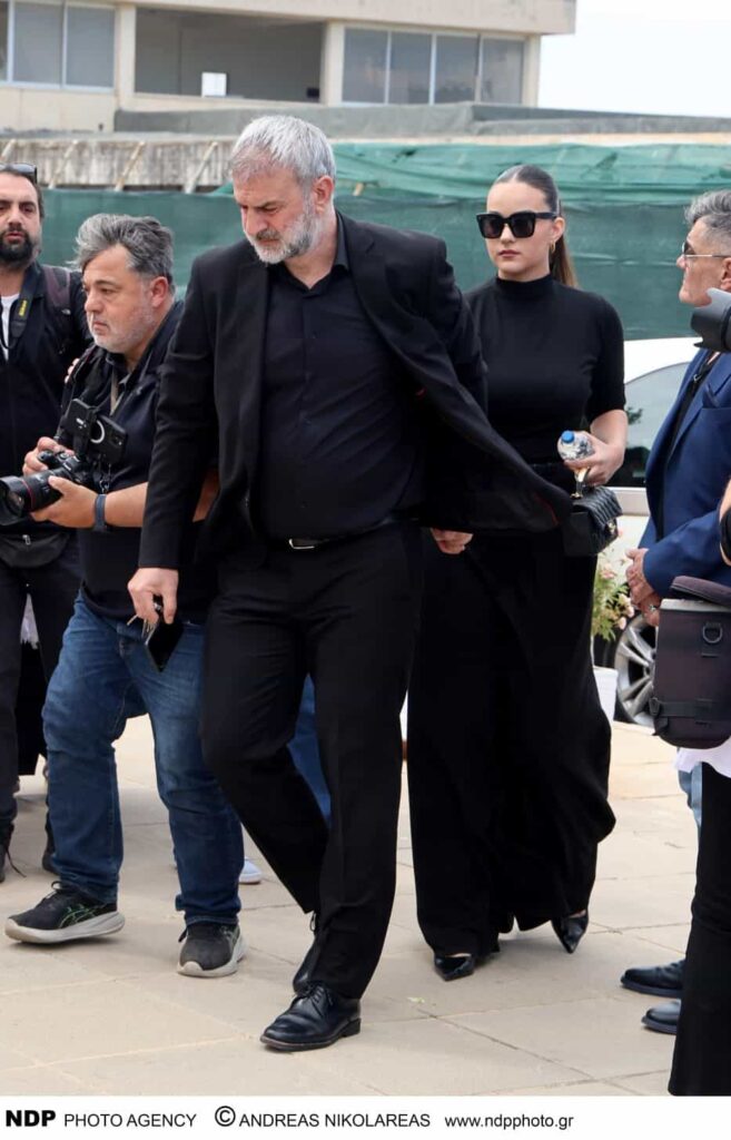 BIKTΩΡΙΑ ΔΕΛΛΑ: Η ΚΙΝΗΣΗ ΠΑΝΩ ΑΠΟ ΤΟ ΦΕΡΕΤΡΟ ΤΗΣ ΜΑΣΤΡΟΚΩΣΤΑ ΓΙΑ ΝΑ ΤΗΝ ΤΙΜΗΣΕΙ – “ΜΗΤΕΡΑ ΔΕΝ…”