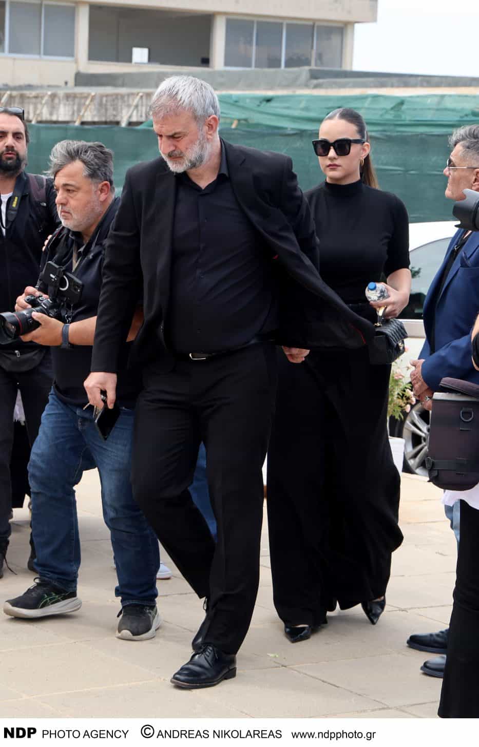 BIKTΩΡΙΑ ΔΕΛΛΑ: Η ΚΙΝΗΣΗ ΠΑΝΩ ΑΠΟ ΤΟ ΦΕΡΕΤΡΟ ΤΗΣ ΜΑΣΤΡΟΚΩΣΤΑ ΓΙΑ ΝΑ ΤΗΝ ΤΙΜΗΣΕΙ - 