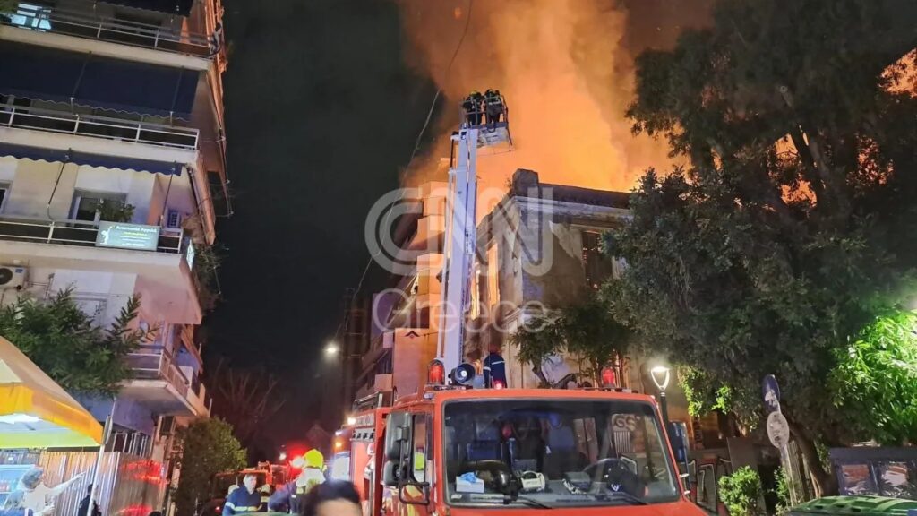 Μεγάλη πυρκαγιά στο κέντρο της Αθήνας: Στις φλόγες ένα ολόκληρο κτίριο