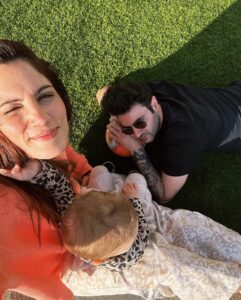 “Δεν θέλω να της λέω ψεματα” Η Συνατσάκη αποκάλυψε γιατί η 3χρονη κόρη της έχει κοντά μαλλάκια