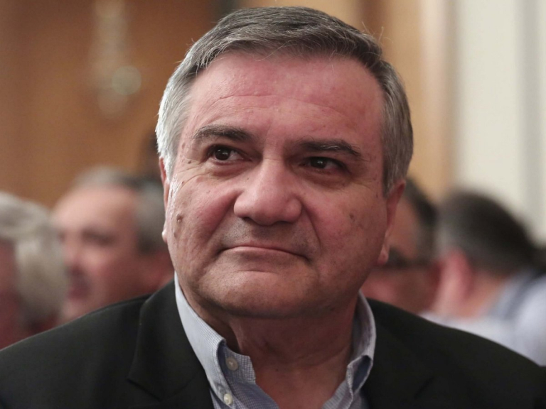 ΤΩΡΑ: ΠΑΡΑΙΤΗΣΗ ΒΟΜΒΑ ΑΠΟ ΤΟ ΠΑΣΟΚ – ΤΡΑΒΑΝΕ ΤΑ ΜΑΛΛΙΑ ΤΟΥΣ