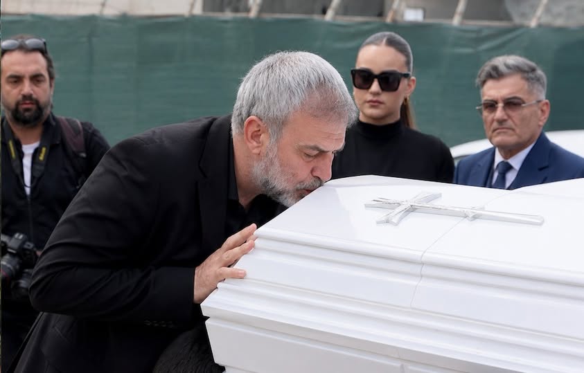 Δάκρυσε το Πανελλήνιο! Κηδεία Μαστροκώστα: To τελευταίο φιλί του Δέλλα στη Γωγώ του- “Μωρό μου το μόνο που ήθελα ήταν να σε…”