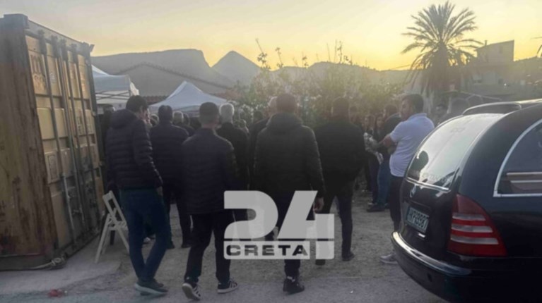 ΜΕ ΛΕΥΚΟ ΓΑΜΠΡΙΑΤΙΚΟ ΚΟΥΣΤΟΥΜΙ Ο ΝΙΚΗΤΑΣ ΣΤΗΝ ΚΗΔΕΙΑ: ΟΤΑΝ ΑΝΟΙΞΑΝ ΤΟ ΦΕΡΕΤΡΟ ΕΙΔΑΝ…