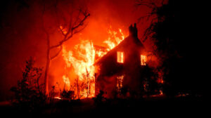 ΜΕΓΑΛΗ ΦΩΤΙΑ ΤΩΡΑ: ΧΙΛΙΑΔΕΣ ΑΝΘΡΩΠΟΙ ΕΚΚΕΝΩΝΟΥΝ ΤΑ ΣΠΙΤΙΑ ΤΟΥΣ ΚΑΙ ΤΡΕΧΟΥΝ ΝΑ ΣΩΘΟΥΝ