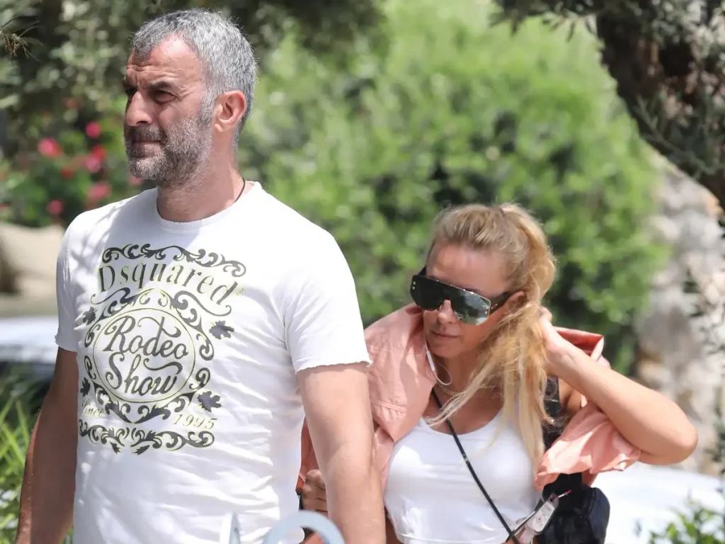 ΕΚΤΑΚΤΟ ΤΩΡΑ: Τι είπε η 18χρονη κόρη της Μαστροκώστα στους δημοσιογράφους έξω από τον Ευαγγελισμό