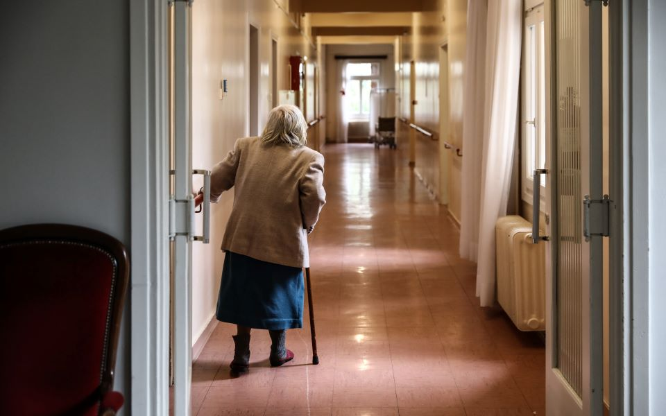 Αθήνα: Σοκάρουν οι λεπτομέρειες για το γηροκομείο-κολαστήριο – “Πλήρωσέ µε, γιατί θα πετάξω τη µάνα σου σε κάδο σκουπιδιών”