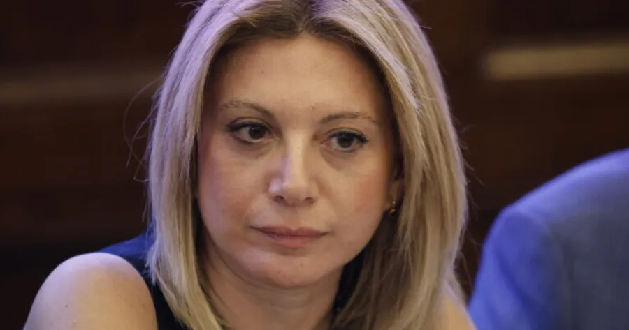 AYTOΣ Ο ΕΛΛΗΝΑΣ ΗΘΟΠΟΙΟΣ ΜΠΑΙΝΕΙ ΣΤΟ ΚΟΜΜΑ ΚΑΡΥΣΤΙΑΝΟΥ