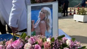 Είπε 4 λέξεις και κατέρρευσε: Τραγωδία με την μητέρα της Γωγώς Μαστροκώστα στην κηδεία της, σοκ