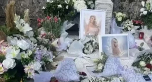 ΣΟΚ ΣΤΟ ΜΝΗΜΟΣΥΝΟ ΤΗΣ ΜΥΡΤΟΥΣ: ΟΙ ΠΕΡΙΕΡΓΕΣ ΦΩΤΟΓΡΑΦΙΕΣ ΔΙΠΛΑ ΑΠΟ ΤΟ ΜΝΗΜΑ