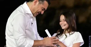 Ποιο είναι το μικρό κορίτσι που παρέδωσε στον Τσίπρα το όνομα του νέου κόμματος  – Η συμβολική στιγμή