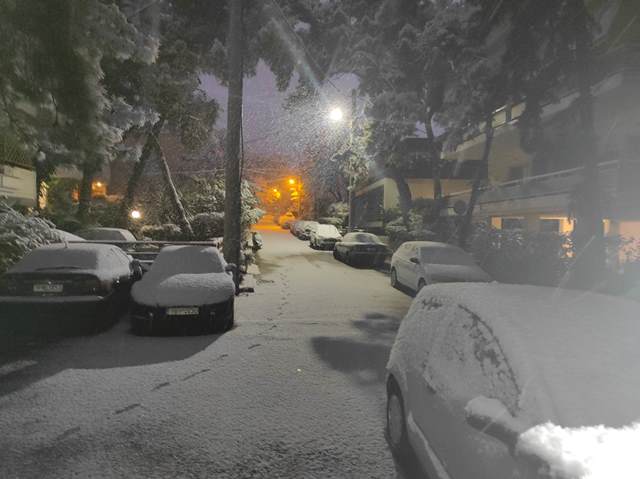 ΕΚΤΑΚΤΟ - Στα «λευκά» η Αττική: Ξεπέρασε τους 10 πόντους το χιόνι