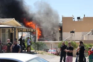 Καίγονται σπίτια στο Ηράκλειο μετά από φωτιά σε εργοστάσιο, μήνυμα του 112 για τον καπνό που έχει «πνίξει» την περιοχή
