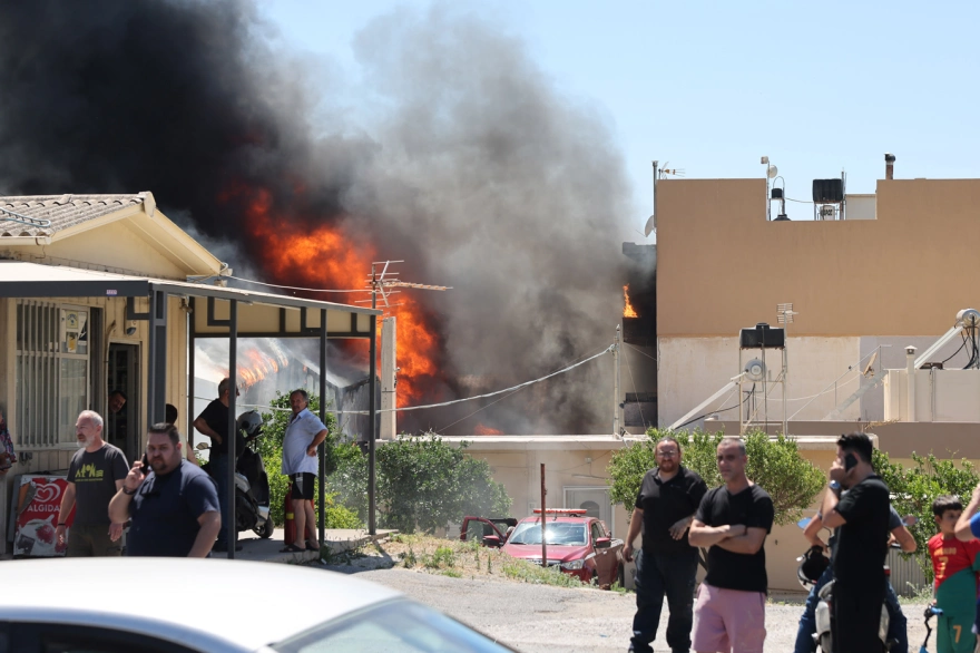 Καίγονται σπίτια στο Ηράκλειο μετά από φωτιά σε εργοστάσιο, μήνυμα του 112 για τον καπνό που έχει «πνίξει» την περιοχή