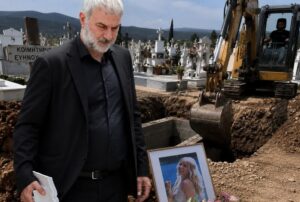 “Αυτό που σας είπα” Το σπαραχτικό μήνυμα που θα γράφει η ταφόπλακα της Γωγώς Μαστροκώστα