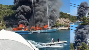 Φωτιά στο λιμάνι: Ένα σκάφος καταστράφηκε, βυθίστηκε ιστιοφόρο – Βούτηξε στη θάλασσα για να σωθεί ο καπετάνιος