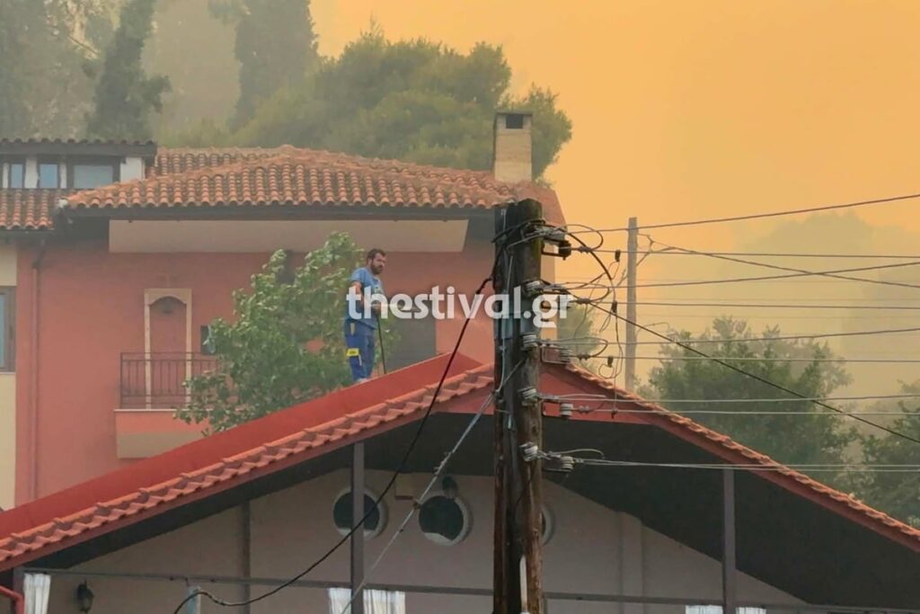 ΕΚΤΑΚΤΟ – Μήνυμα του 112 για εκκένωση της Λητής, ένας νεκρός και μια εγκαυματίας, δίπλα στα σπίτια οι φλόγες