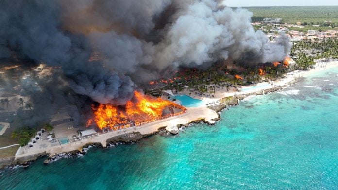 ΕΚΤΑΚΤΟ ΤΩΡΑ: ΦΩΤΙΑ ΣΕ ΠΑΣΙΓΝΩΣΤΟ ΞΕΝΟΔΟΧΕΙΟ ΓΕΜΑΤΟ ΚΟΣΜΟ – ΕΧΟΥΜΕ ΝΕΚΡΟ