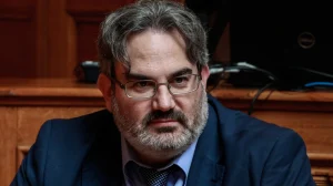 ΕΚΤΑΚΤΗ ΠΑΡΑΙΤΗΣΗ ΜΠΑΚΟΓΙΑΝΝΗ: ΜΑΘΕΥΤΗΚΕ ΟΤΙ ΕΜΠΛΕΚΕΤΑΙ ΣΕ ΚΥΚΛΩΜΑ…
