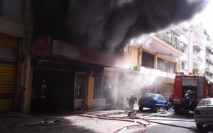 Μεγάλη φωτιά σε κατάστημα δίπλα σε σπίτια – Πυκνοί μαύροι καπνοί (ΦΩΤΟ)