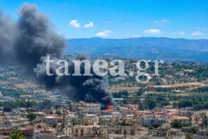 EKTAKTO Κρήτη: Μεγάλη φωτιά σε εργοστάσιο- Καίγονται και σπίτια