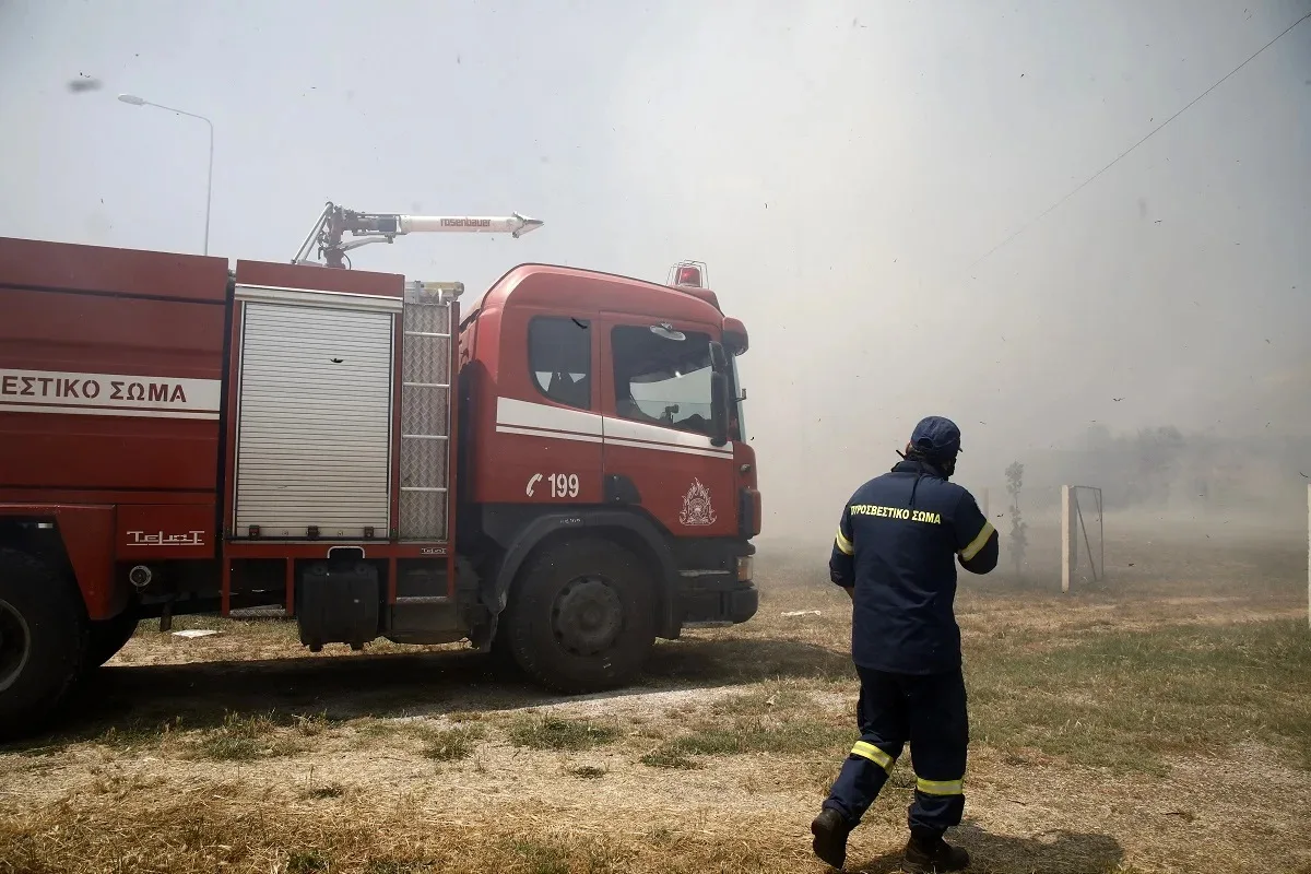 ΕΚΤΑΚΤΟ: Ήχησε το 112 για τη φωτιά – “Κλείστε πόρτες και παράθυρα” – Επιχειρεί και ελικόπτερο – Δείτε βίντεο