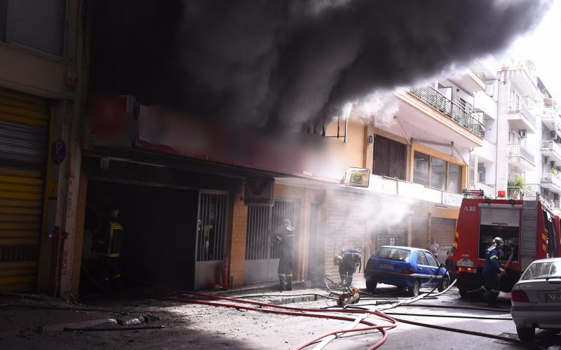 Μεγάλη φωτιά σε κατάστημα δίπλα σε σπίτια – Πυκνοί μαύροι καπνοί (ΦΩΤΟ)