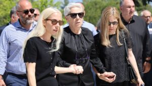 Βαρύ το κλίμα στην κηδεία του Γιώργου Σουφλιά: Υποβασταζόμενη η σύζυγός του – Δεν άντεξε και…