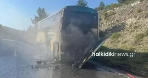 ΤΡΑΓΩΔΙΑ ΤΩΡΑ: Λεωφορείο του ΚΤΕΛ τυλίχθηκε στις φλόγες ενώ μετέφερε επιβάτες