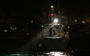 ΣΥΝΑΓΕΡΜΟΣ ΤΩΡΑ: ΒΥΘΙΣΤΗΚΕ ΣΚΑΦΟΣ ΓΕΜΑΤΟ ΕΠΙΒΑΤΕΣ – ΣΟΚ ΕΧΟΥΜΕ ΕΝΑΝ ΝΕΚΡΟ ΚΑΙ…