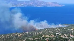 Φωτιά στα Μέθανα – Ρίψεις νερού από εναέρια μέσα, μήνυμα από το 112 «παραμείνετε σε ετοιμότητα»