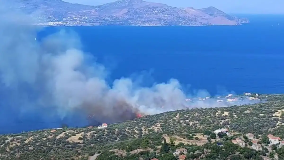 Φωτιά στα Μέθανα – Ρίψεις νερού από εναέρια μέσα, μήνυμα από το 112 «παραμείνετε σε ετοιμότητα»