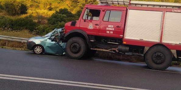 Δύο νεκροί σε τροχαίο – ΙΧ αυτοκίνητο συγκρούστηκε με όχημα της Πυροσβεστικής