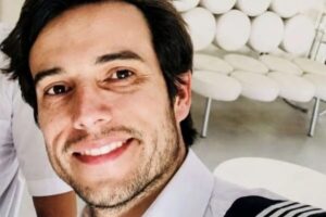 ΣΟΚ ΣΤΟΝ ΑΕΡΑ: ΕΒΑΛΕ ΤΕΛΟΣ ΣΤΗ ΖΩΗ ΤΟΥ Ο ΠΙΛΟΤΟΣ ΕΝ ΩΡΑ ΠΤΗΣΗΣ – ΕΙΠΕ ΜΟΝΟ 5 ΛΕΞΕΙΣ, ΑΝΟΙΞΕ ΤΗΝ ΠΟΡΤΑ ΚΑΙ ΕΠΕΣΕ ΣΤΟ ΚΕΝΟ