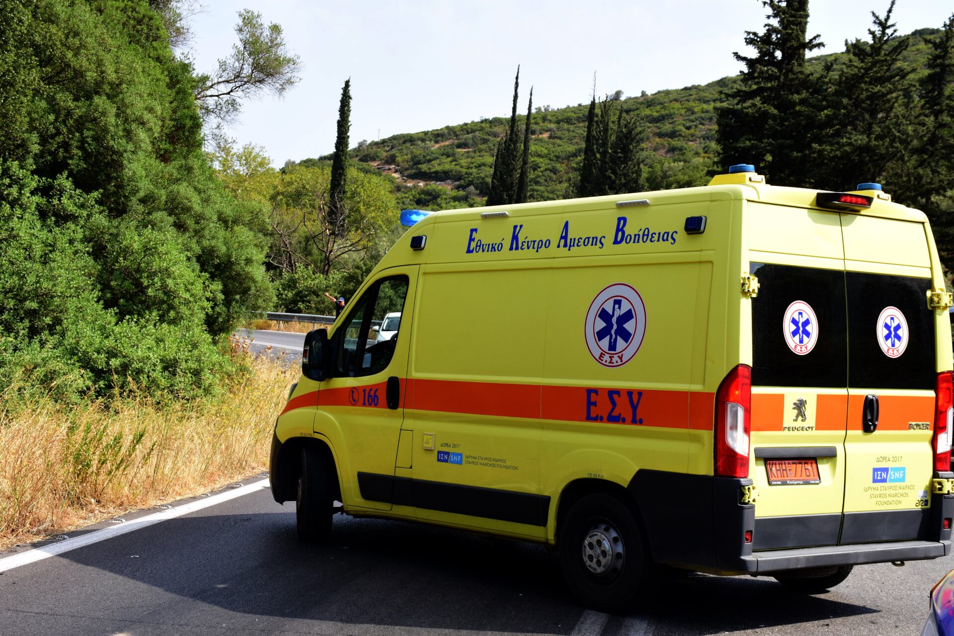 ΤΡΟΧΑΙΟ ΜΕ ΜΕΤΩΠΙΚΗ ΣΥΓΚΡΟΥΣΗ ΣΤΗΝ ΕΛΛΑΔΑ - ΔΥΣΤΥΧΩΣ ΕΧΟΥΜΕ ΠΕΝΤΕ ΤΡΑΥΜΑΤΙΕΣ, ΣΟΚ ΑΝΑΜΕΣΑ ΤΟΥΣ ΚΑΙ ΤΡΙΑ ΠΑΙΔΙΑ
