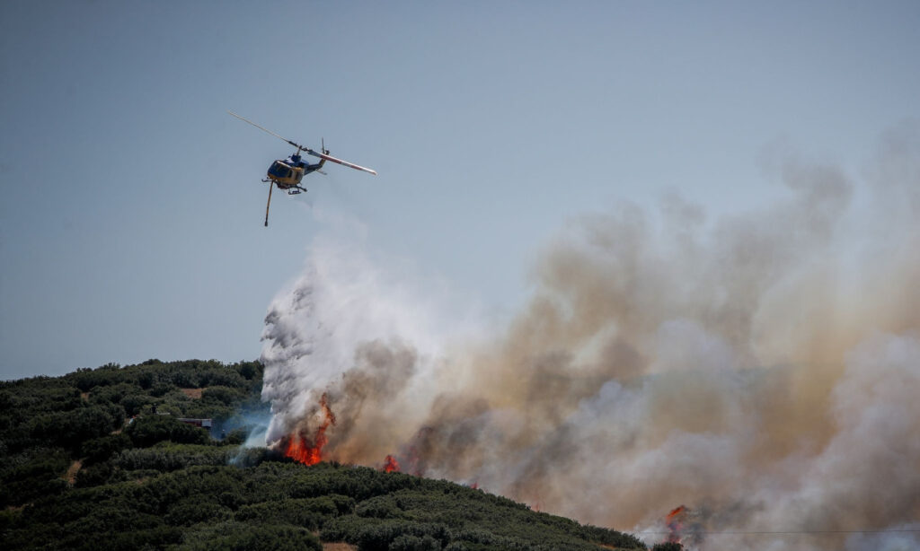 ΕΚΤΑΚΤΟ –  Μεγαλη Φωτιά στο χωριό – Στη μάχη τρία εναέρια μέσα