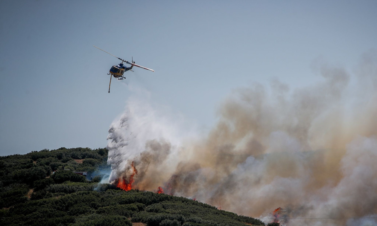 ΕΚΤΑΚΤΟ -  Μεγαλη Φωτιά στο χωριό - Στη μάχη τρία εναέρια μέσα